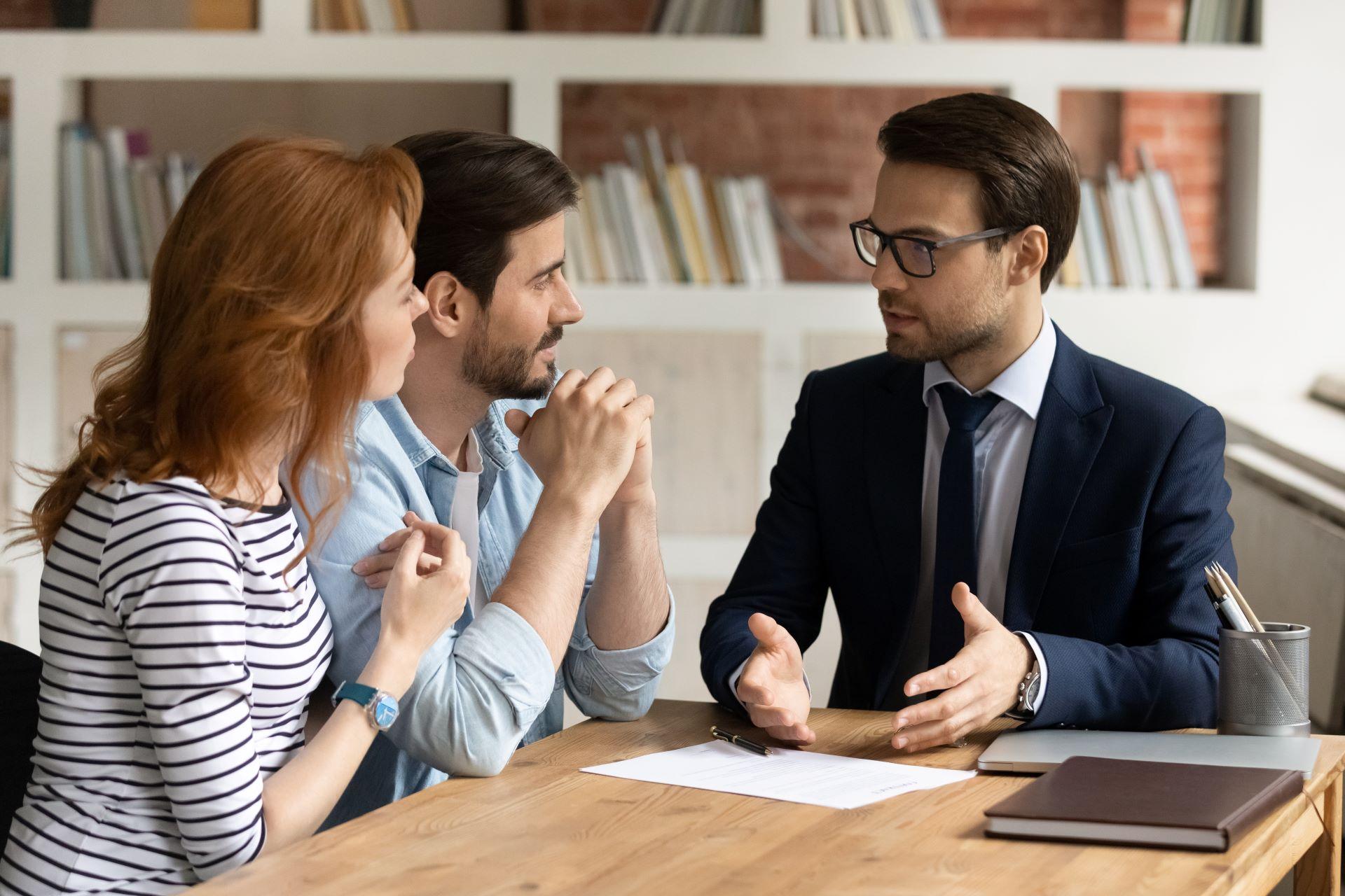 Professioneller männlicher Anwalt, Finanzberater, Beratung für Familie, Paar, Kunden, Mandanten in modernen Büro. 