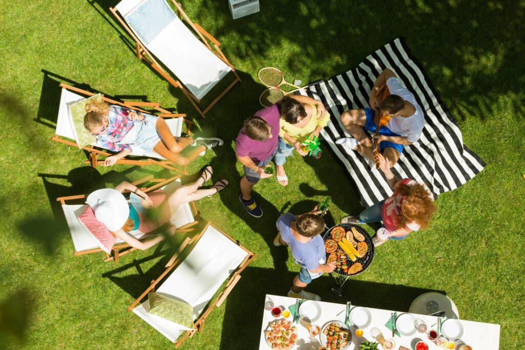 Freunde entspannen bei einem Picknick im Garten.