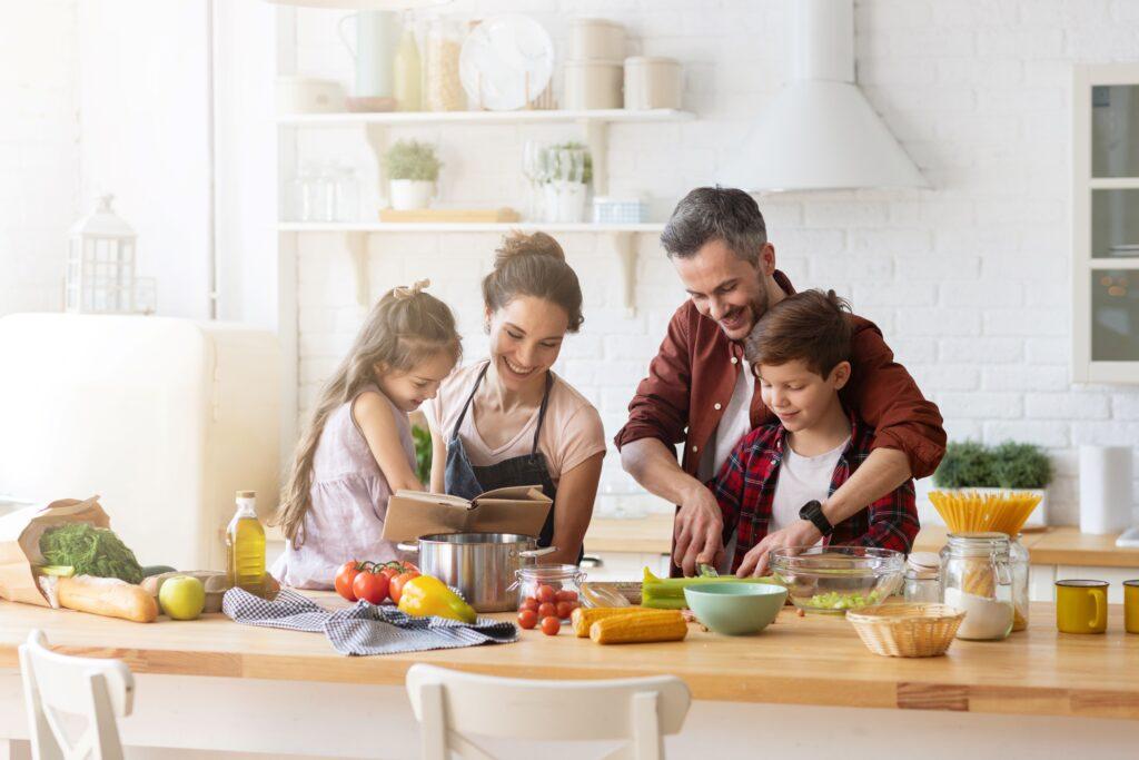 Eine Familie beim Kochen