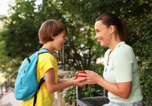 Die Balance zwischen Nähe und Loslassen als Eltern