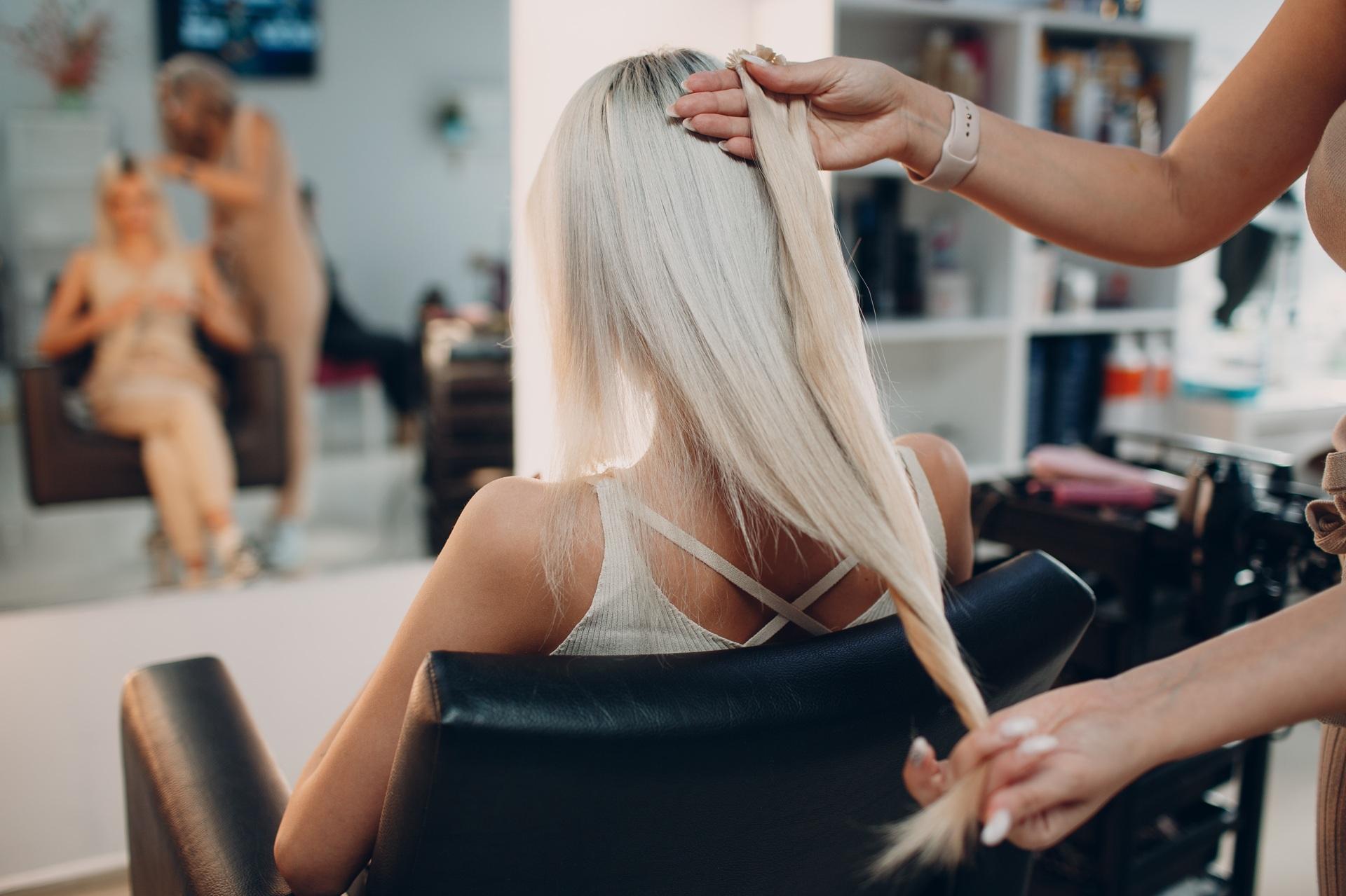 Frau bekommt Haarverlängerung beim Friseur | Extensions
